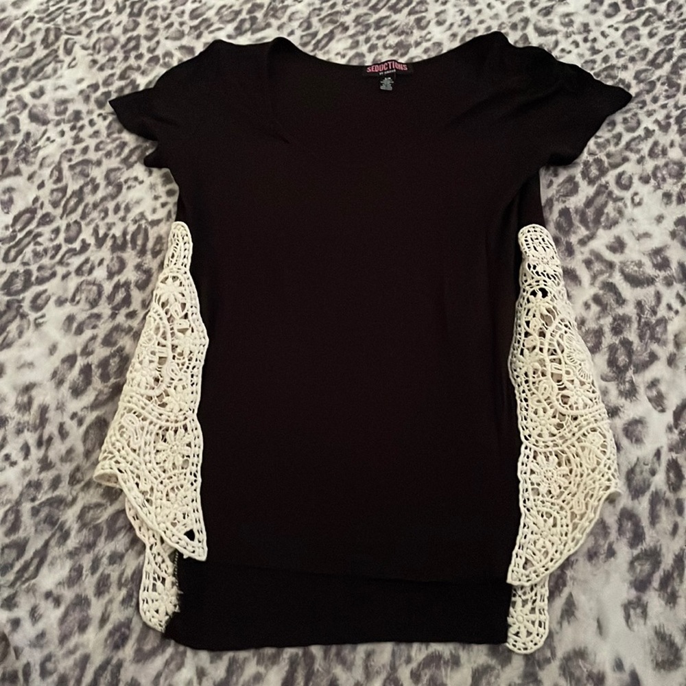 Black T-shirt, crochet detail on the sides